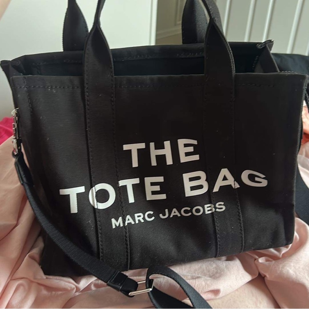 Marc jacobs tote bag size medium. Smoke free pet free home